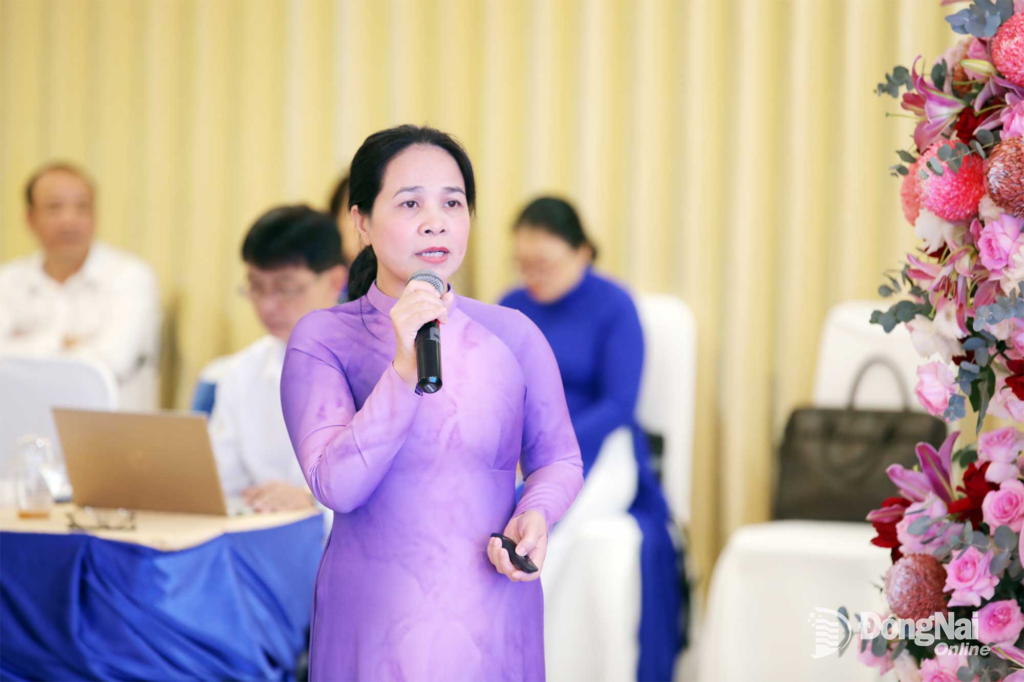 វេជ្ជបណ្ឌិតឯកទេសទី២ លោក Do Thi Nguyen ប្រធាននាយកដ្ឋានសុខាភិបាល Dong Nai បានបង្ហាញលទ្ធផលនៃការអនុវត្តកម្មវិធីរបស់ ADB នៅខេត្ត Dong Nai។ រូបថត៖ Truong Hien