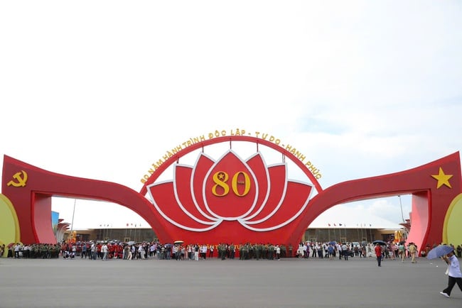 Không khí ngày cuối cùng mở cửa Triển lãm "80 năm hành trình Độc lập-Tự do-Hạnh phúc" - Ảnh 1.