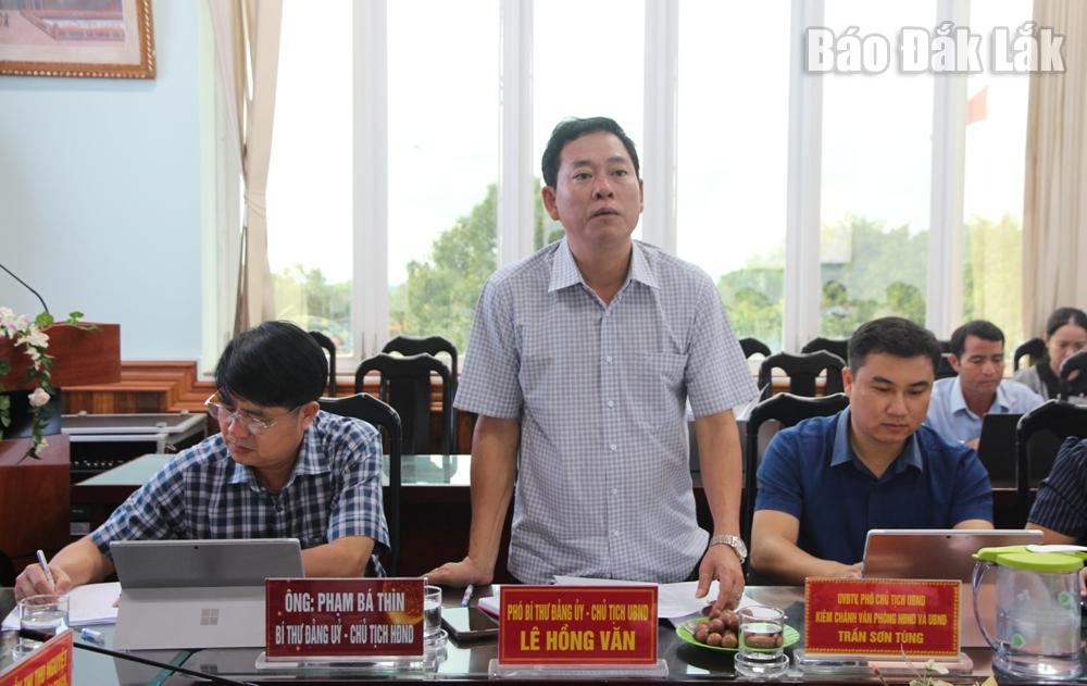 អនុលេខាគណៈកម្មាធិការបក្ស ប្រធានគណៈកម្មាធិការប្រជាជនឃុំក្រាំងណាង លោក Le Hong Van ស្នើក្នុងសម័យប្រជុំ។