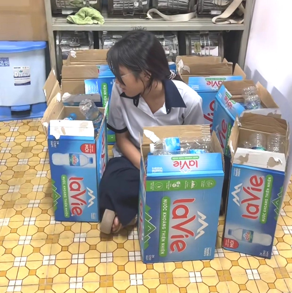 Xúc động chuyện nữ sinh nhặt ve chai kiếm tiền mời bà đi xem phim “Mưa đỏ - 2
