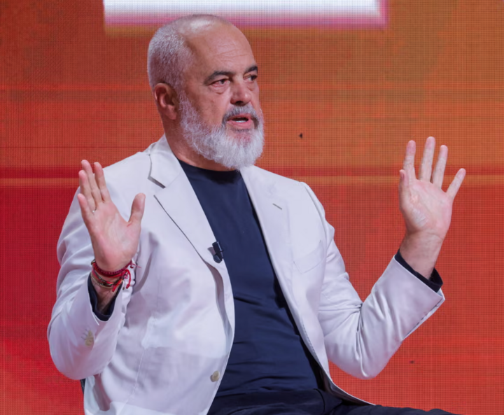 នាយករដ្ឋមន្ត្រីអាល់បានី Edi Rama បានសង្កត់ធ្ងន់ថា Diella គឺជាសមាជិកទីមួយនៃគណៈរដ្ឋមន្ត្រីដែលមិនមានវត្តមានរាងកាយ ប៉ុន្តែមានតួនាទីជាក់ស្តែងក្នុងការដោះស្រាយការដេញថ្លៃ។ (ប្រភព៖ The Guardians)