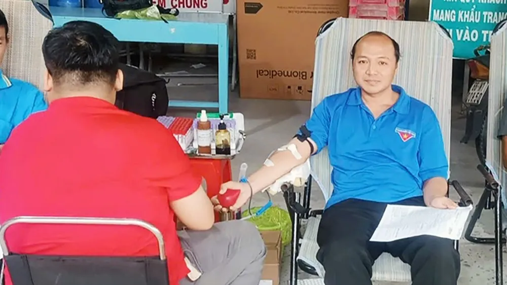 លោក វ៉ាន់ ថៃទ្រុង ក្នុង​ពេល​បរិច្ចាគ​ឈាម​នៅ​ក្នុង​មូលដ្ឋាន។ រូបថត៖ ត្រឹង ត្រឹង
