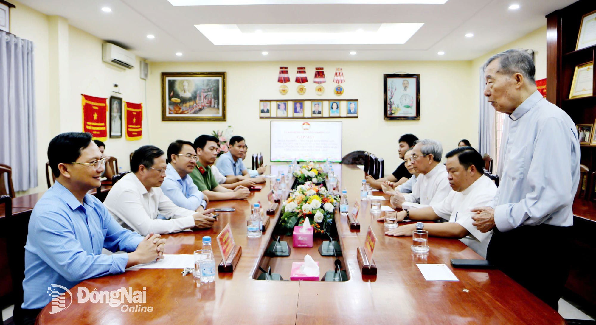Linh mục Trần Xuân Thảo đại diện đoàn đại biểu Công giáo tỉnh phát biểu trước khi lên đường tham dự Đại hội Thi đua toàn quốc biểu dương người tốt, việc tốt trong đồng bào Công giáo lần thứ VI,  giai đoạn 2020-2025, được tổ chức tại Thành phố Hà Nội. Ảnh: Văn Truyên