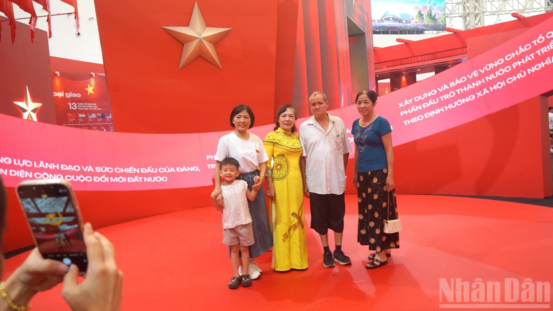 ជ្រុង​មួយ​នៃ​ការ​តាំង​ពិព័រណ៍​មាន​ពណ៌​ក្រហម និង​លឿង​ភ្លឺ​ទាក់ទាញ​អ្នក​ទស្សនា​ឱ្យ​ថតរូប​អនុស្សាវរីយ៍។