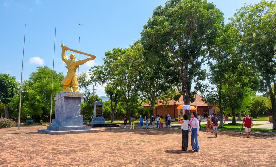 tuong-dai-hoang-de-quang-trung-tai-di-tich-an-khe-truongjpg.jpg