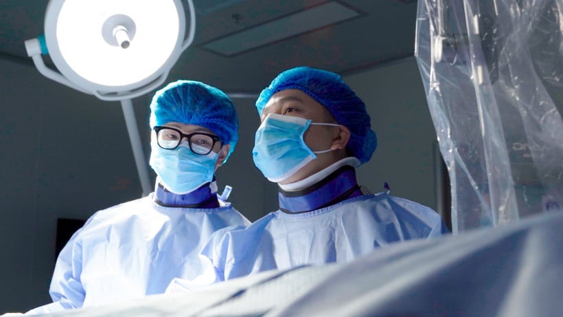 Doktor campur tangan untuk pesakit.