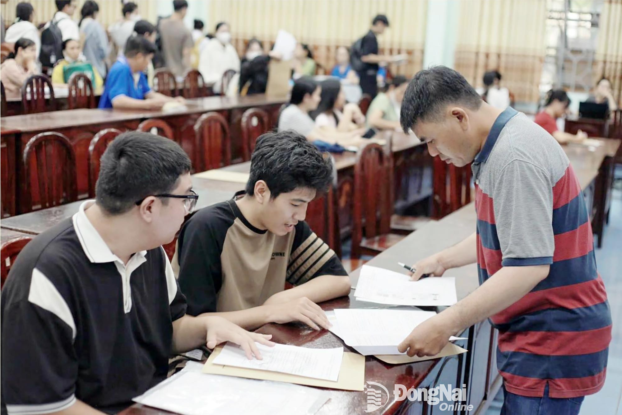 Parents and new students come to Dong Nai University to enroll in 2025. Photo: Cong Nghia