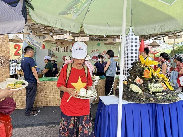 Du khách xếp hàng chờ thưởng thức món ngon Sài Gòn tại triển lãm A80   - Ảnh 4.
