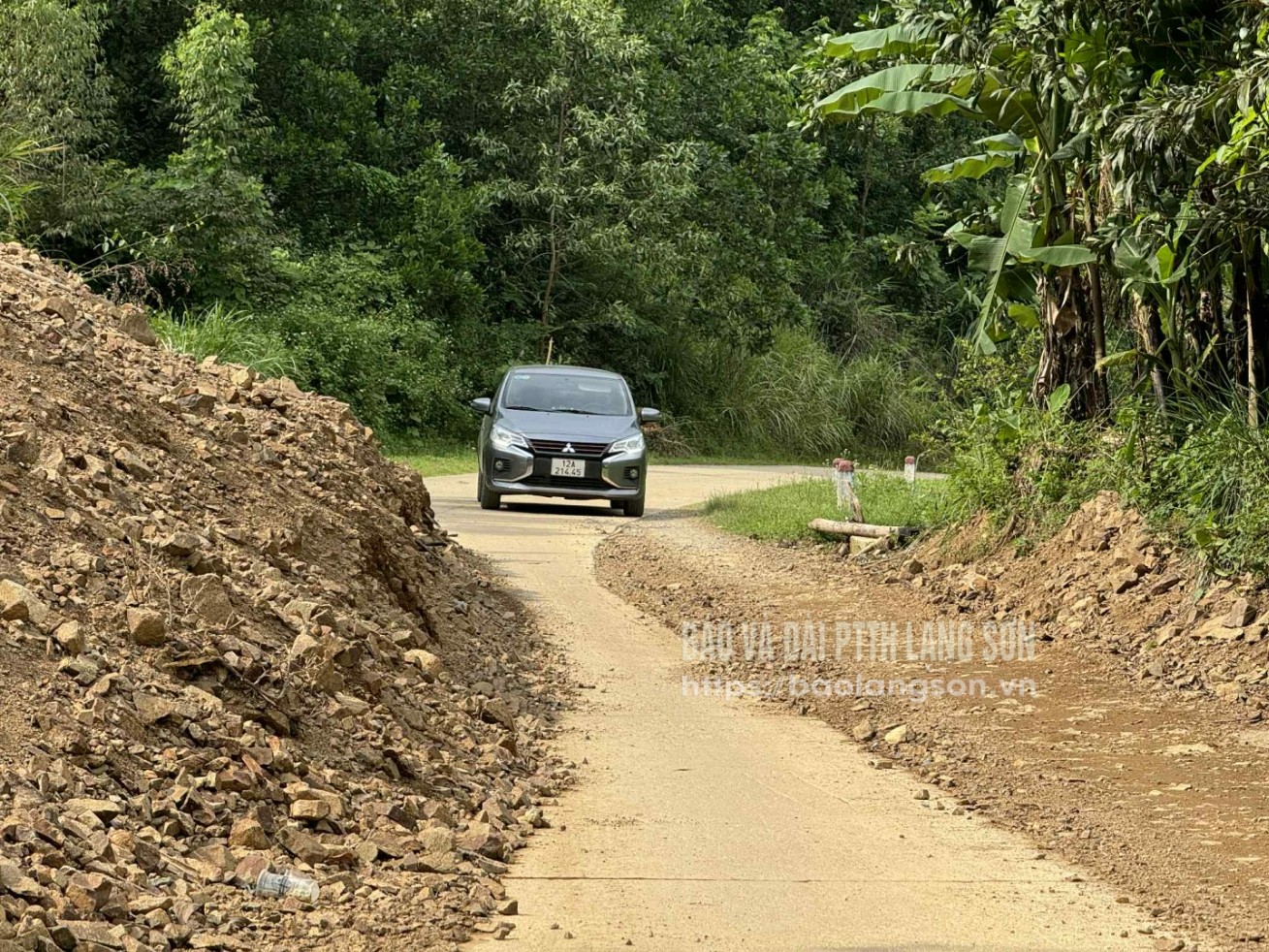 Tại các vị trí sạt lở, phần lớn mặt đường ĐT 243 vẫn bị chèn lấp bởi đất đá 