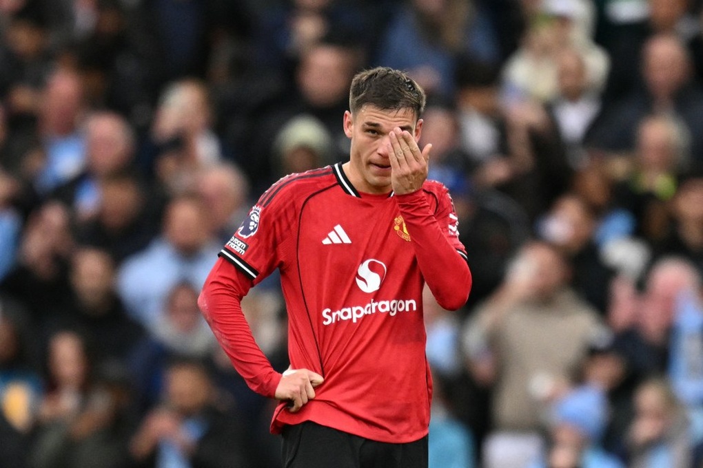 CĐV Man Utd tức giận, đòi đuổi hai ngôi sao Man Utd sau trận thua Man City - 2