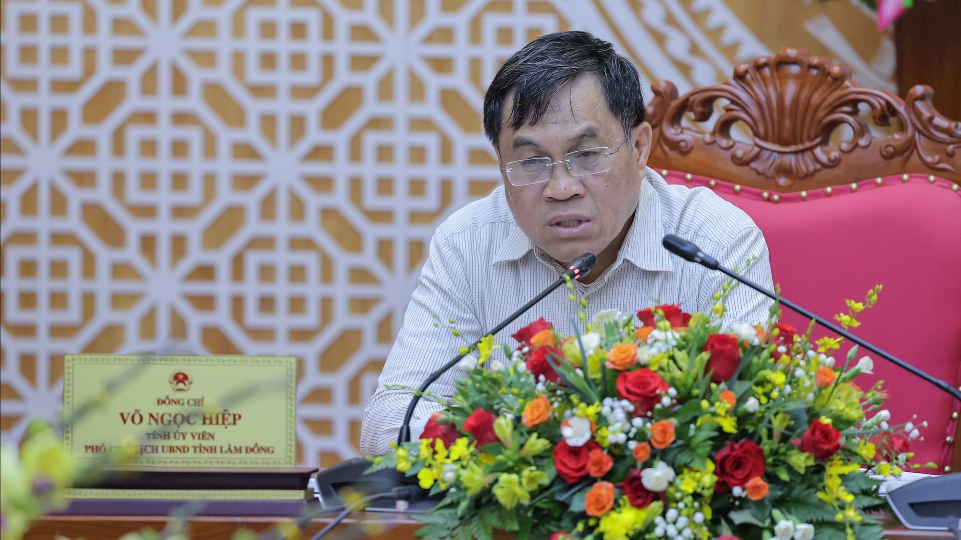 សមមិត្ត Vo Ngoc Hiep អនុប្រធានគណៈកម្មាធិការប្រជាជនខេត្ត បានដឹកនាំកិច្ចប្រជុំ។
