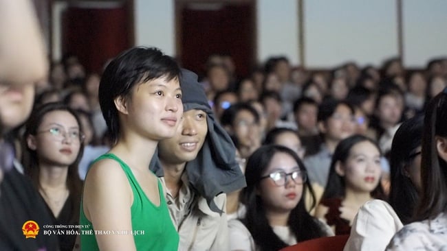 Hành trình đi tìm cội nguồn trong "Chân trời rực rỡ" khiến khán phòng lặng đi vì xúc động - Ảnh 1.