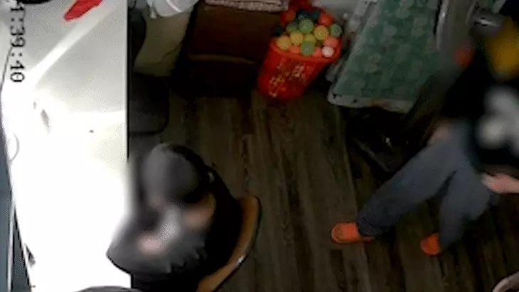 CDC Hà Nội khóa bình luận fanpage vì nữ nhân viên liên quan vụ 'mẹ kế bạo hành con chồng' - Ảnh 1.