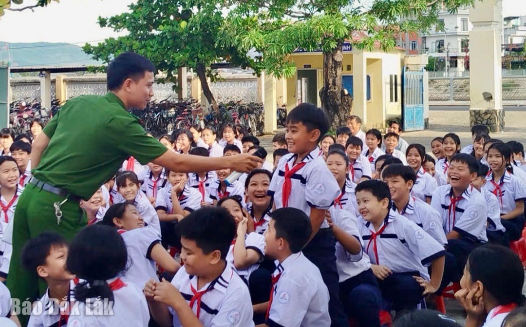 សិស្សានុសិស្សនៃអនុវិទ្យាល័យ Nguyen Hong Son ឆ្លើយសំណួរអន្តរកម្មអំពីចំណេះដឹងនៃការចូលរួមចរាចរណ៍ប្រកបដោយសុវត្ថិភាព។