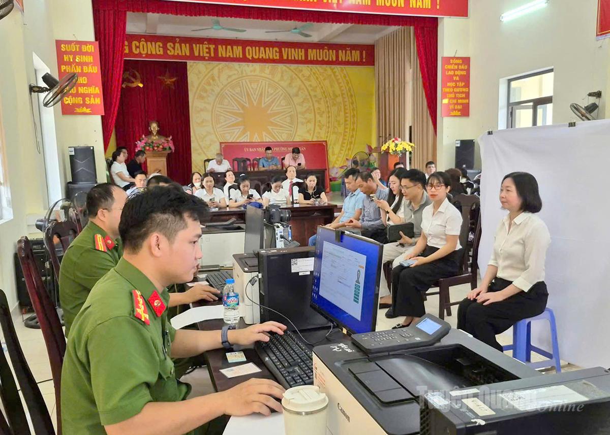 Công an toàn tỉnh đã triển khai hiệu quả cao điểm cấp đổi thẻ đảng viên cho 100% đảng viên chính thức đủ điều kiện trên nền tảng Cơ sở dữ liệu quốc gia về dân cư.