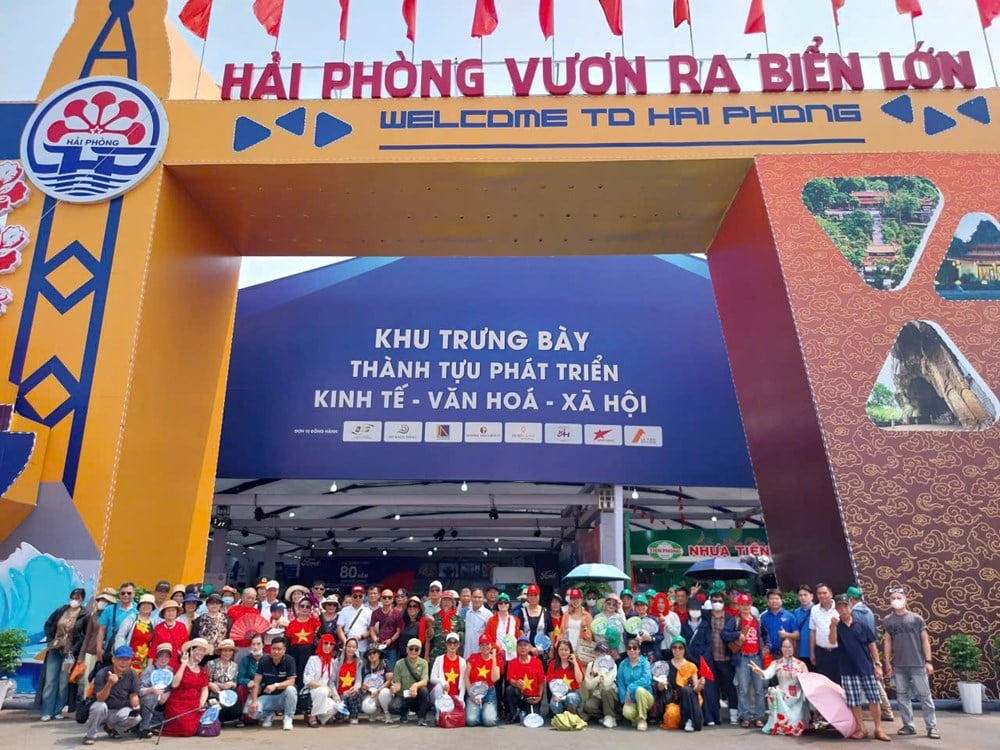 រថយន្តក្រុងឥតគិតថ្លៃចំនួន 230 គ្រឿងបាននាំអ្នកស្រុក Hai Phong ជិត 10,000 នាក់ទៅទស្សនាការតាំងពិព័រណ៍សមិទ្ធិផលជាតិ - រូបថត 2