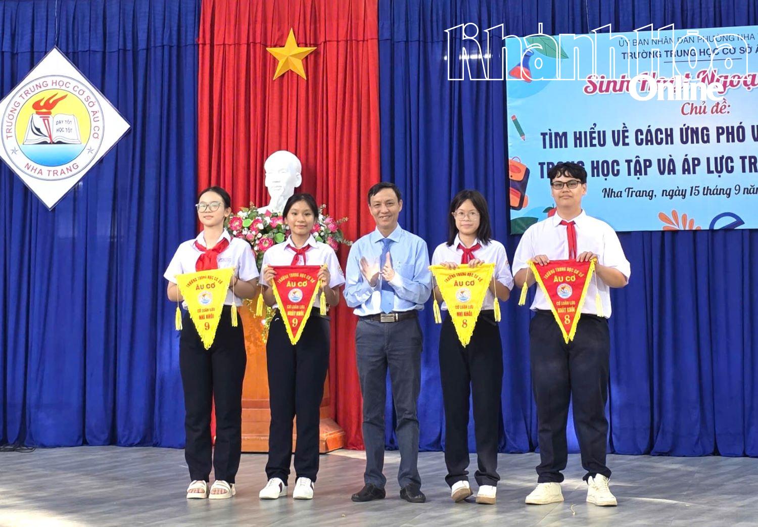 លោក Vo Tan Hoang - នាយកសាលាបានប្រគល់រង្វាន់ដល់ថ្នាក់