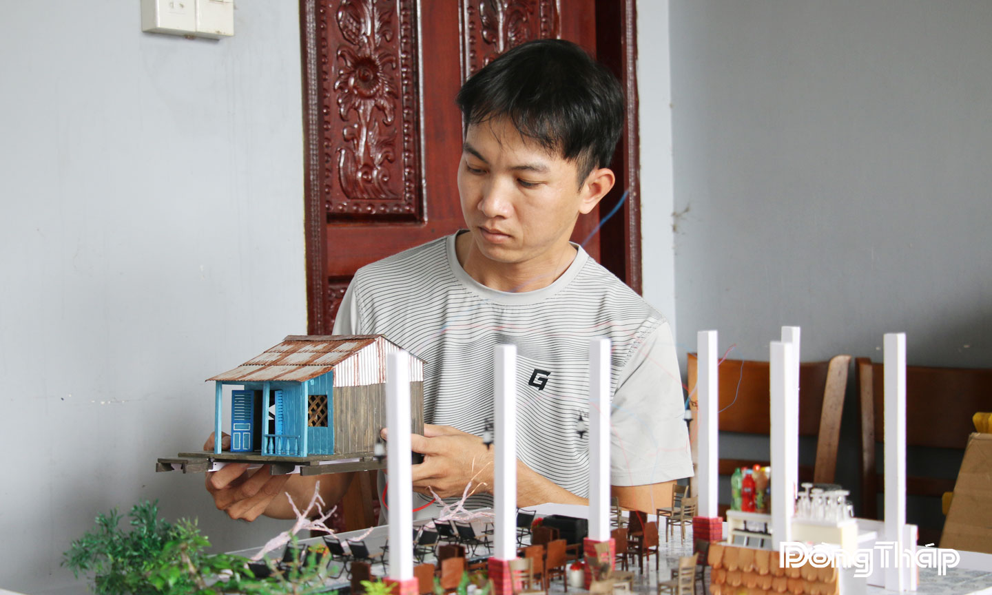 យុវជន 9x ចាប់ផ្តើមអាជីវកម្មជាមួយគំរូផ្ទះខ្នាតតូចនៅតំបន់ភាគខាងលិច។jpg