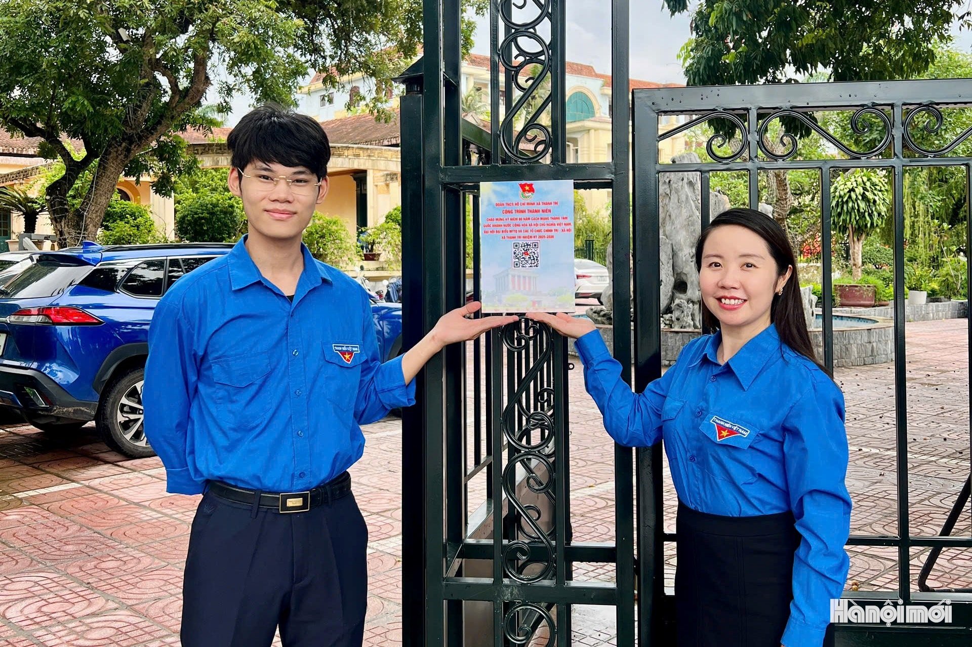 Tuổi trẻ Thanh Trì với “Công trình Thanh niên số hóa song ngữ Việt - Anh” tại các địa điểm trên địa bàn xã. Ảnh: