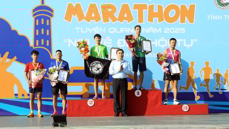 lanh-dao-tinh-tuyen-quang-trao-giai-cho-cac-vdv-cu-ly-21-km.jpg