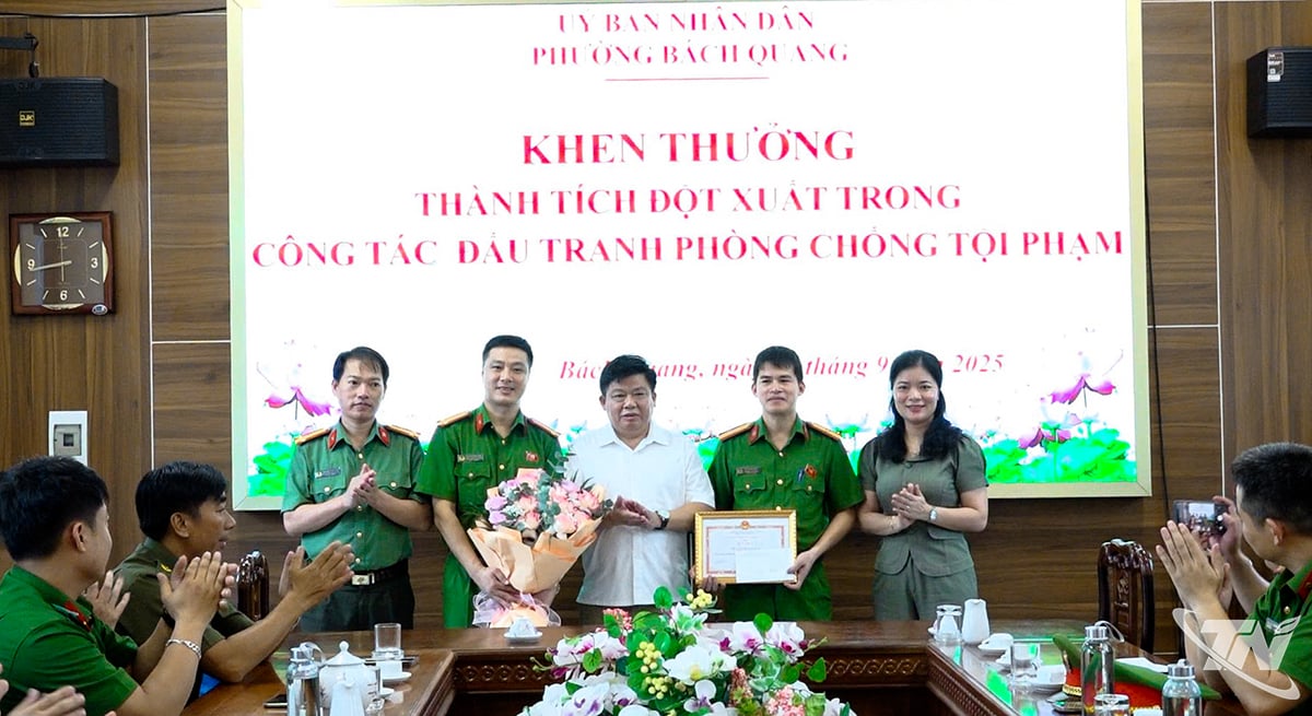 ថ្នាក់​ដឹកនាំ​វួដ Bach Quang បាន​ផ្តល់​រង្វាន់​ពិសេស​ដល់​កម្លាំង​ប៉ូលិស​សង្កាត់ Bach Quang។