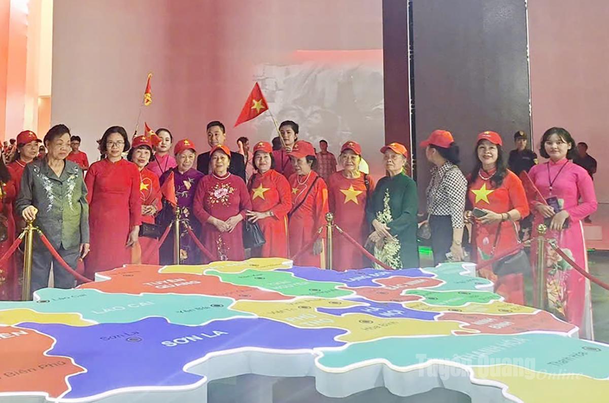 Đoàn tham quan, trải nghiệm tại Triển lãm.
