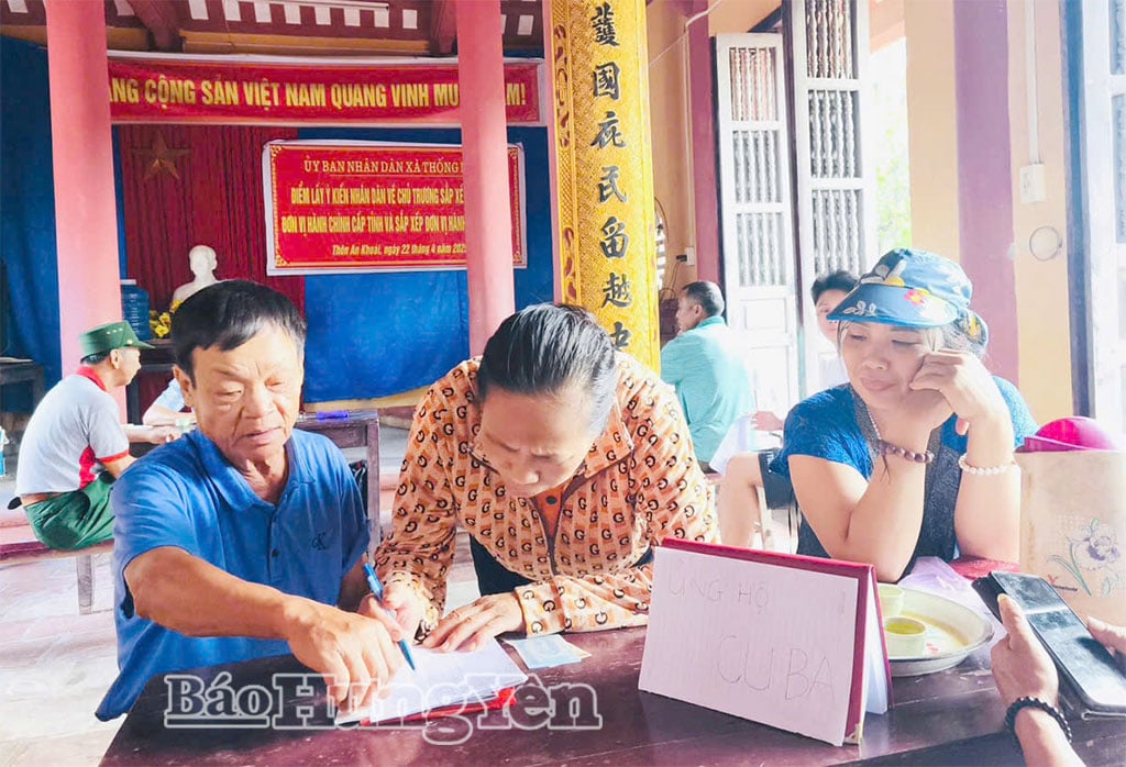 មន្ត្រី​និង​ប្រជាជន​ភូមិ An Khoi ឃុំ Hung Ha ឧបត្ថម្ភ​ថវិកា​ជួយ​ប្រជាជន​គុយបា។