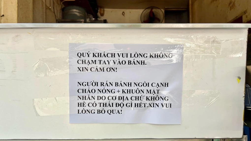 Khách than chủ quán thiếu thân thiện, quán dán giấy mặt nhăn do cơ địa - 1