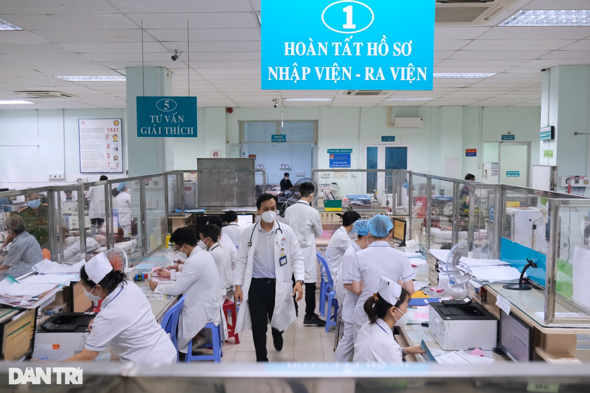 Có nên đào tạo bác sĩ nội trú hàng loạt để ngành y thêm nhiều “tinh hoa”? - 6