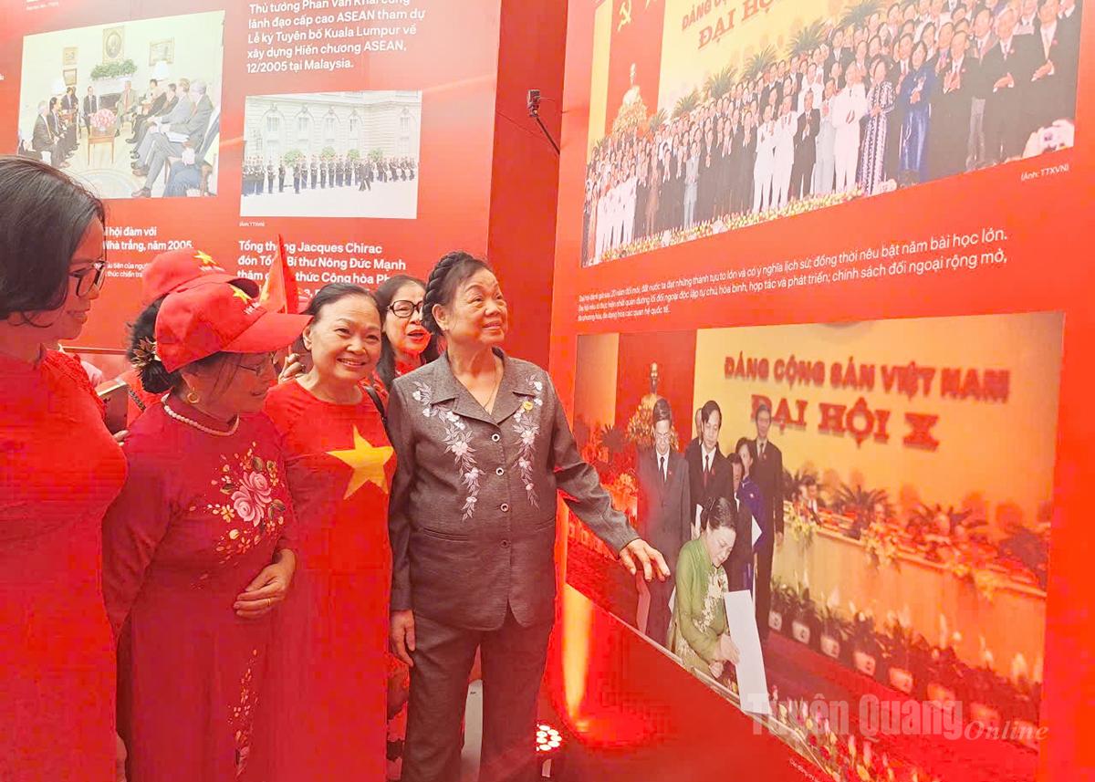 Đoàn tham quan tại Triển lãm.