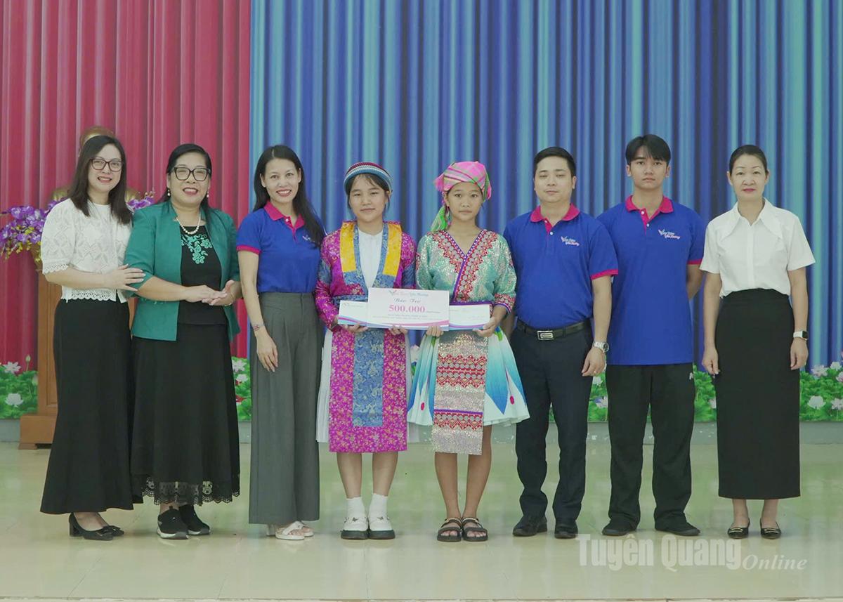 ឧបត្ថម្ភកូនពីរនាក់ Hau Thi Thu និង Giang A Dinh ចំនួន 20 លានដុង និងឧបត្ថម្ភប្រចាំខែចំនួន 500.000 ដុង។