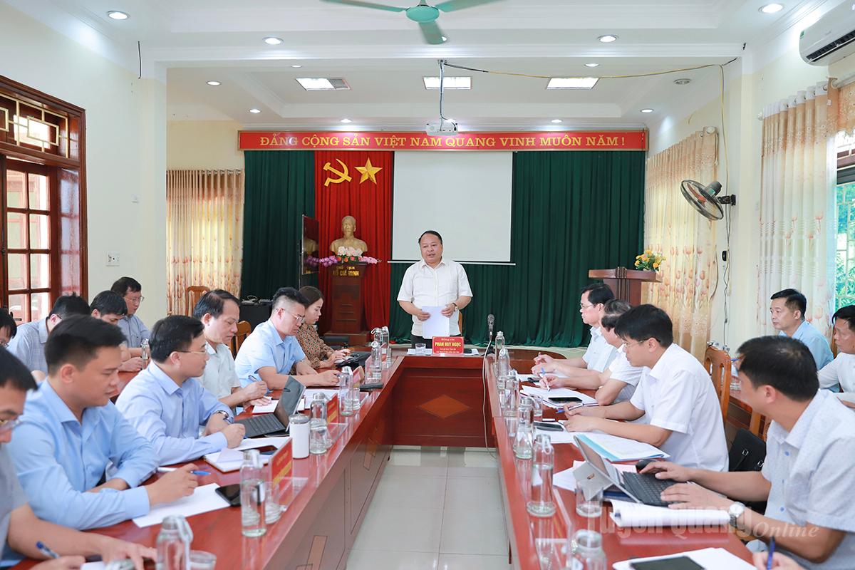 ប្រធានគណៈកម្មាធិការប្រជាជនខេត្ត Phan Huy Ngoc ថ្លែងសុន្ទរកថានៅអធិការកិច្ច។