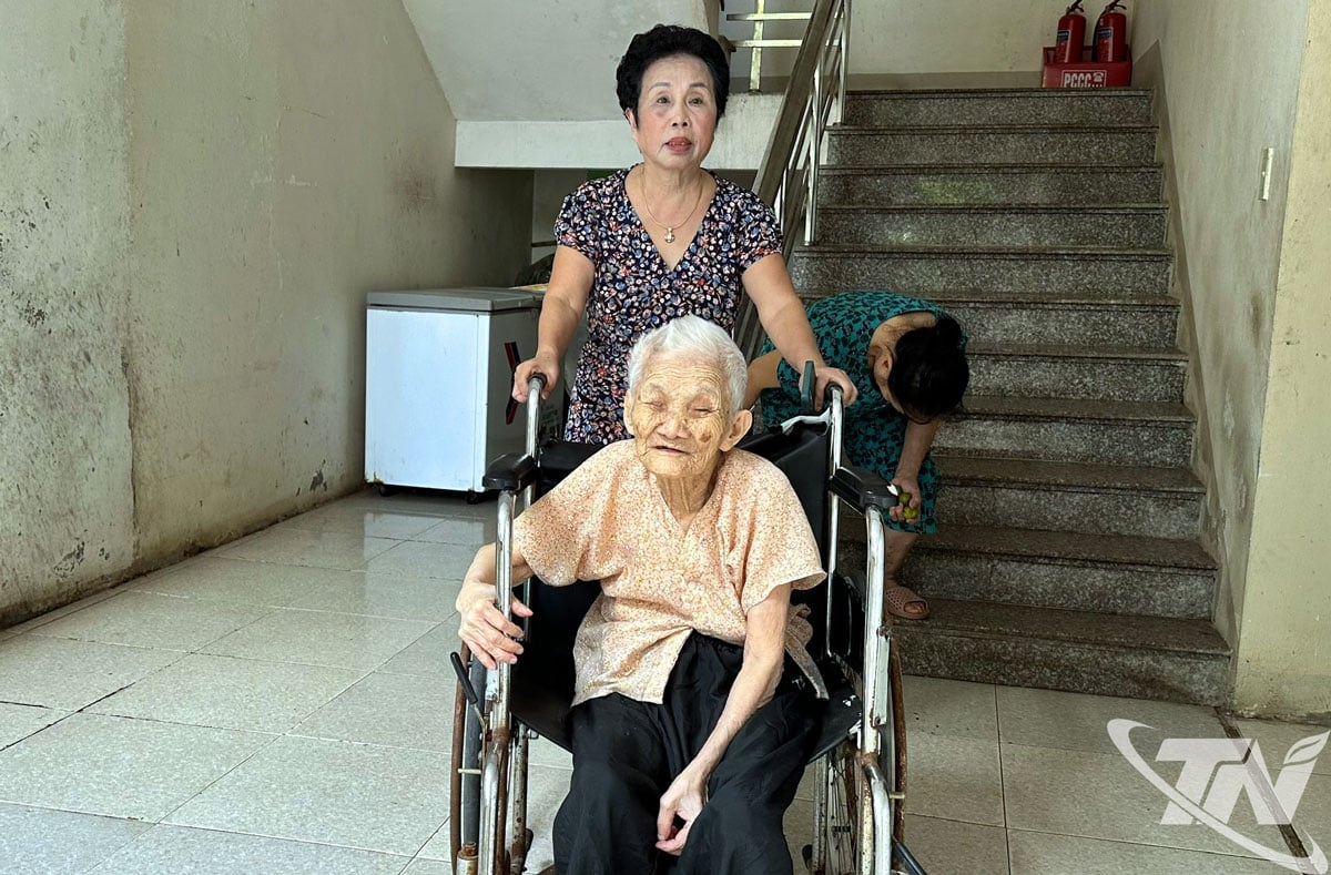 អ្នកដឹកនាំរឿង Nguyen Thi Nguyet អស់ពីចិត្តជួយបុរសចំណាស់ម្នាក់នៅលើកៅអីរុញ