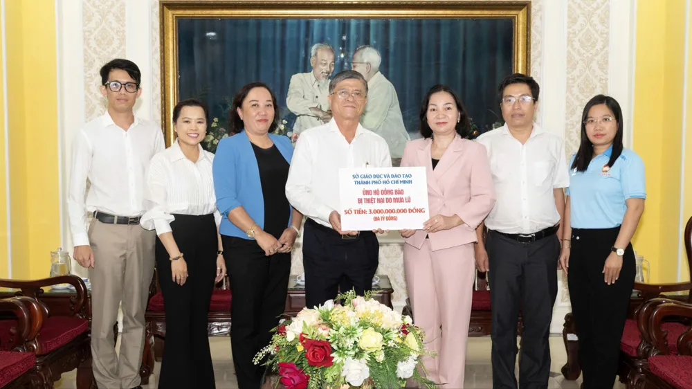 អនុប្រធានអចិន្ត្រៃយ៍នៃគណៈកម្មាធិការរណសិរ្សមាតុភូមិវៀតណាម ទីក្រុងហូជីមិញ លោក Truong Thi Bich Hanh បានទទួលថវិកាចំនួន ៣ពាន់លានដុង ពីប្រធានមន្ទីរអប់រំ និងបណ្តុះបណ្តាល ទីក្រុងហូជីមិញ លោក Nguyen Van Hieu