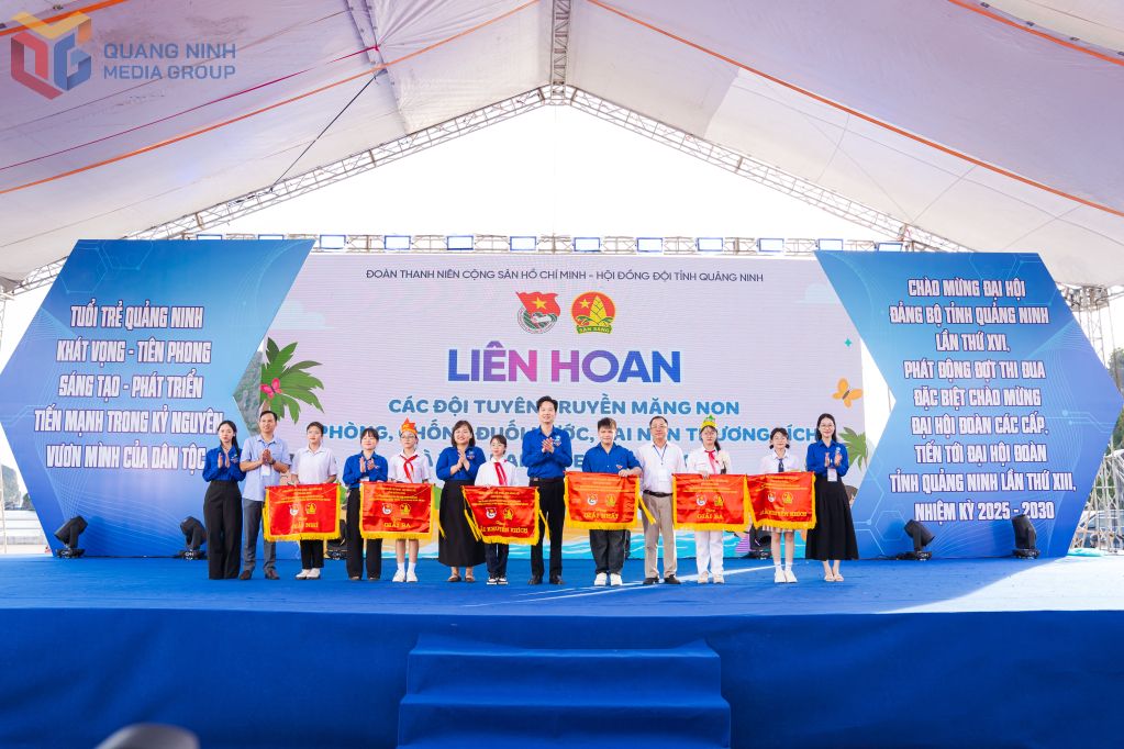 គណៈកម្មការរៀបចំពិធីប្រគល់រង្វាន់ដល់ក្រុមប្រកួតប្រជែង។
