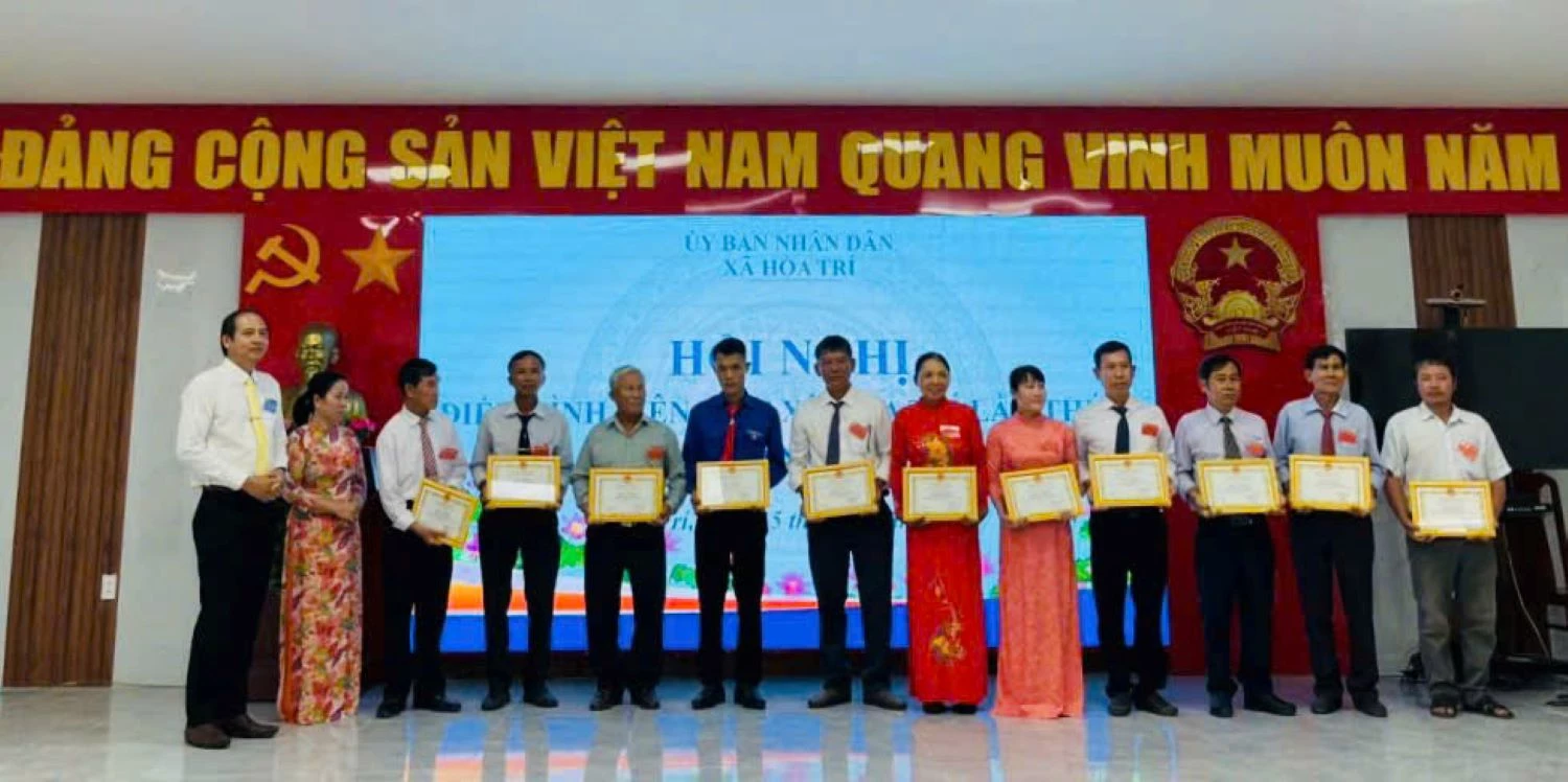 លោក Tran Van Phai លេខាបក្ស ប្រធានក្រុមប្រឹក្សាប្រជាជនឃុំ Hoa Tri ប្រគល់ប័ណ្ណសរសើរដល់សមូហភាព