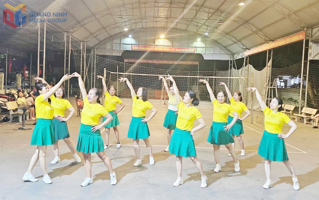 លោកស្រី Ho Thi Minh Hoa (ខាងឆ្វេងដៃ) បង្រៀនចលនារបាំប្រជាប្រិយរបស់បងប្អូនស្រី។