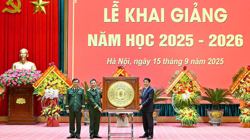 ប្រធានរដ្ឋ Luong Cuong ចូលរួមពិធីបើកបវេសនកាលឆ្នាំសិក្សា ២០២៥-២០២៦ នៅបណ្ឌិតសភាការពារជាតិ។ (រូបថត៖ THUY NGUYEN)