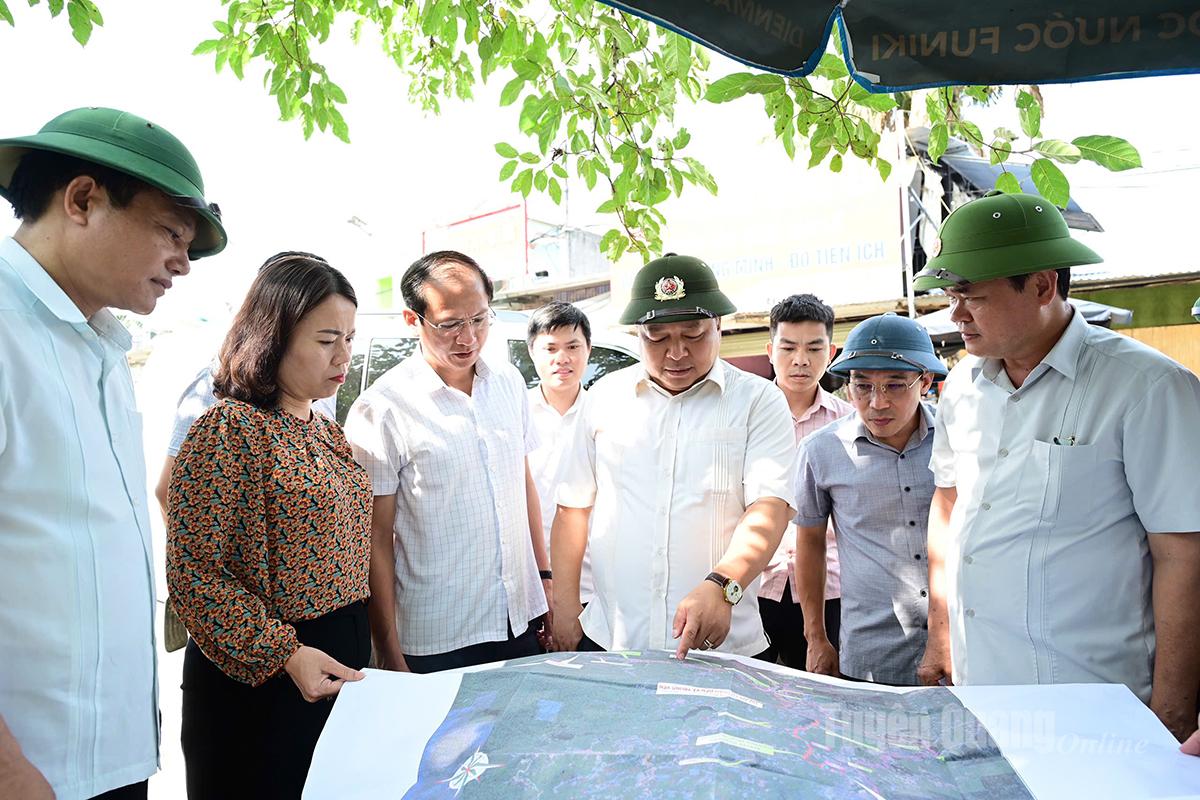 ប្រធានគណៈកម្មាធិការប្រជាជនខេត្ត Phan Huy Ngoc បានមើលផែនទីផ្លូវនៃគម្រោង។