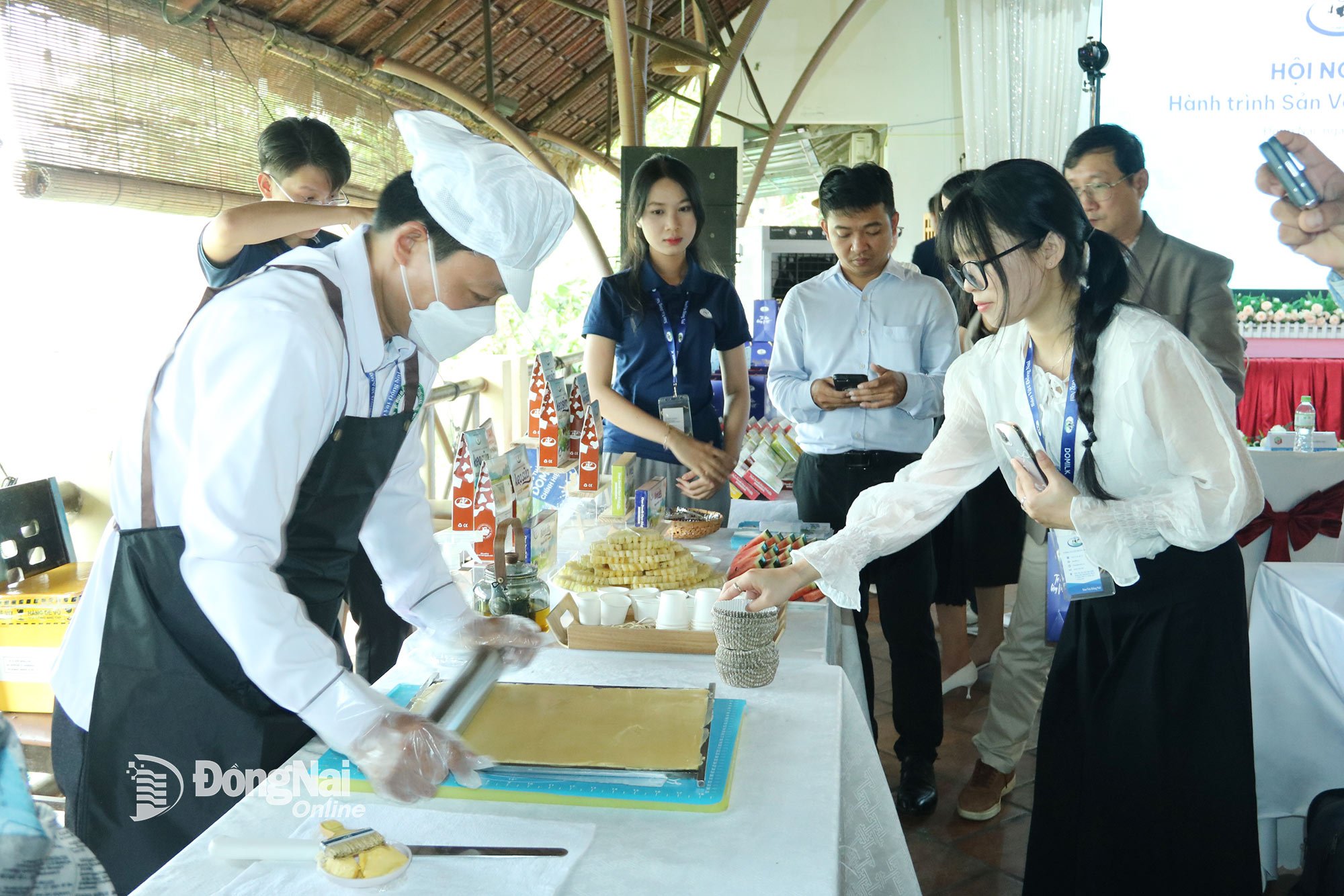 ក្រុមហ៊ុន Domilk Joint Stock Company ត្រូវការការតភ្ជាប់ផលិតផលប្រើប្រាស់នៅតំបន់ទេសចរណ៍ និងកន្លែងនានាក្នុងខេត្ត Dong Nai។ រូបថត៖ វឿង ធី
