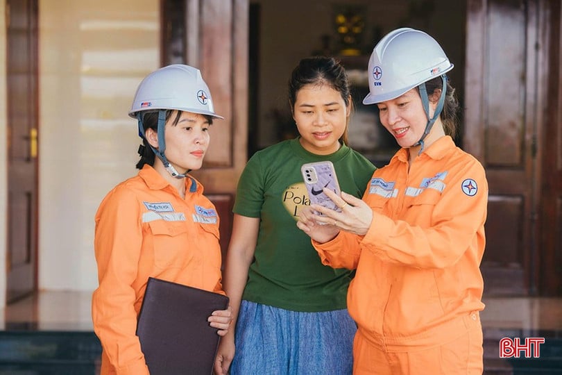 Cán bộ, nhân viên ngành điện Hà Tĩnh “đi từng ngõ, gõ từng nhà” hướng dẫn người dân sử dụng điện tiết kiệm, hiệu quả.