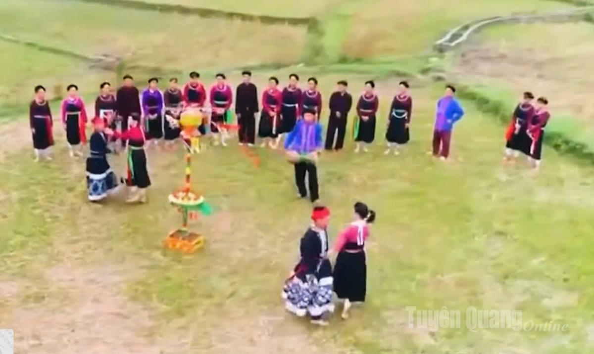 카오란족은 축제 때 춤을 추기 위해 도자기로 만든 당북을 사용하기도 합니다.