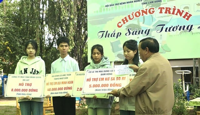 4 tân sinh viên mồ côi Làng SOS Đà Lạt nhận gần 1 tỉ đồng học bổng - Ảnh 1.