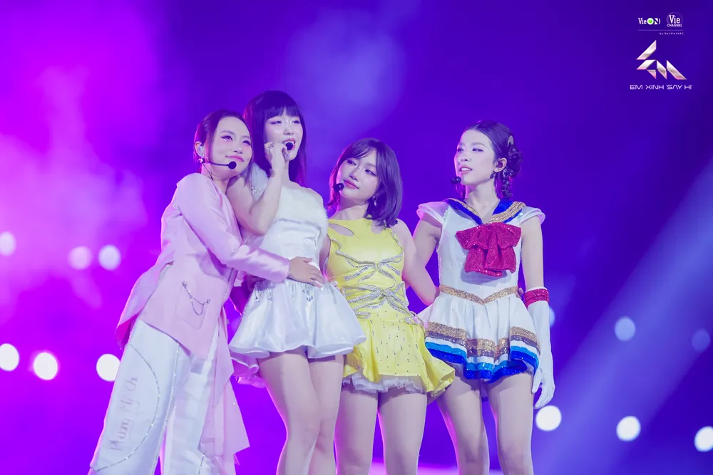 Em xinh say hi concert 8.jpg