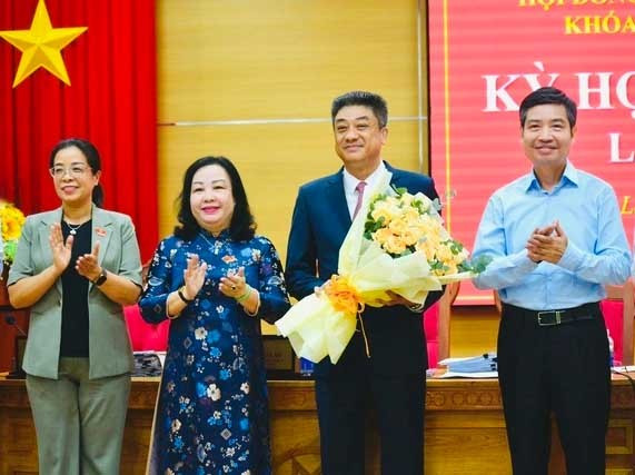 Ông Từ Thái Giang (thứ hai từ phải sang) giữ chức Phó chủ tịch HĐND tỉnh Đắk Lắk khóa X, nhiệm kỳ 2021 - 2026. ẢNH: HỮU TÚ