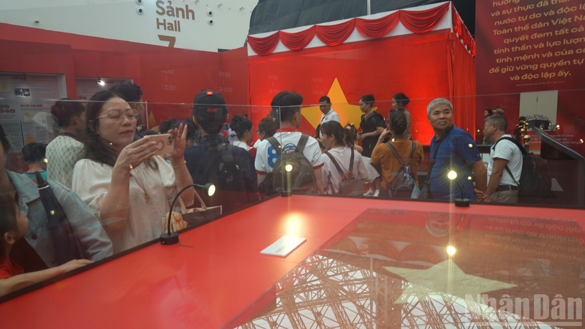 តំបន់តាំងពិព័រណ៌ទាក់ទាញចំណាប់អារម្មណ៍របស់ភ្ញៀវមកស្វែងយល់អំពីប្រវត្តិសាស្ត្របដិវត្តន៍វៀតណាម។