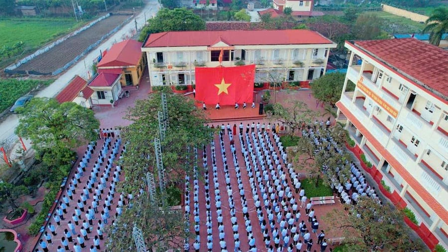 le-chao-co-truong-trung-hoc-pho-thong-duc-hop.jpg