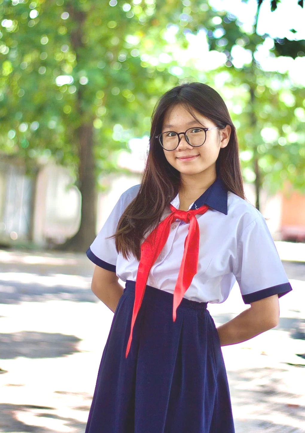 Xúc động chuyện nữ sinh nhặt ve chai kiếm tiền mời bà đi xem phim “Mưa đỏ - 1