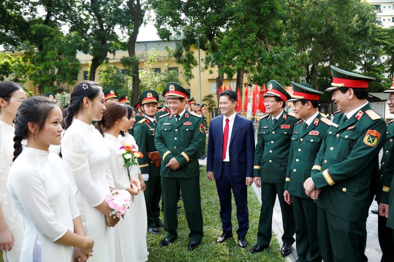 tro-chuyen.jpg