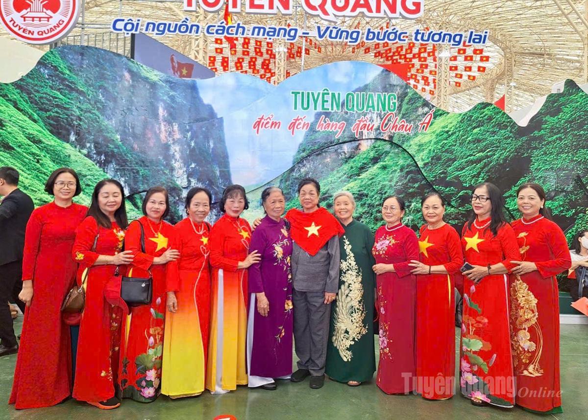 Đồng chí Hà Thị Khiết và đoàn cán bộ nữ nguyên là lãnh đạo tỉnh chụp ảnh tại gian trưng bày của tỉnh Tuyên Quang, tại Triển lãm.